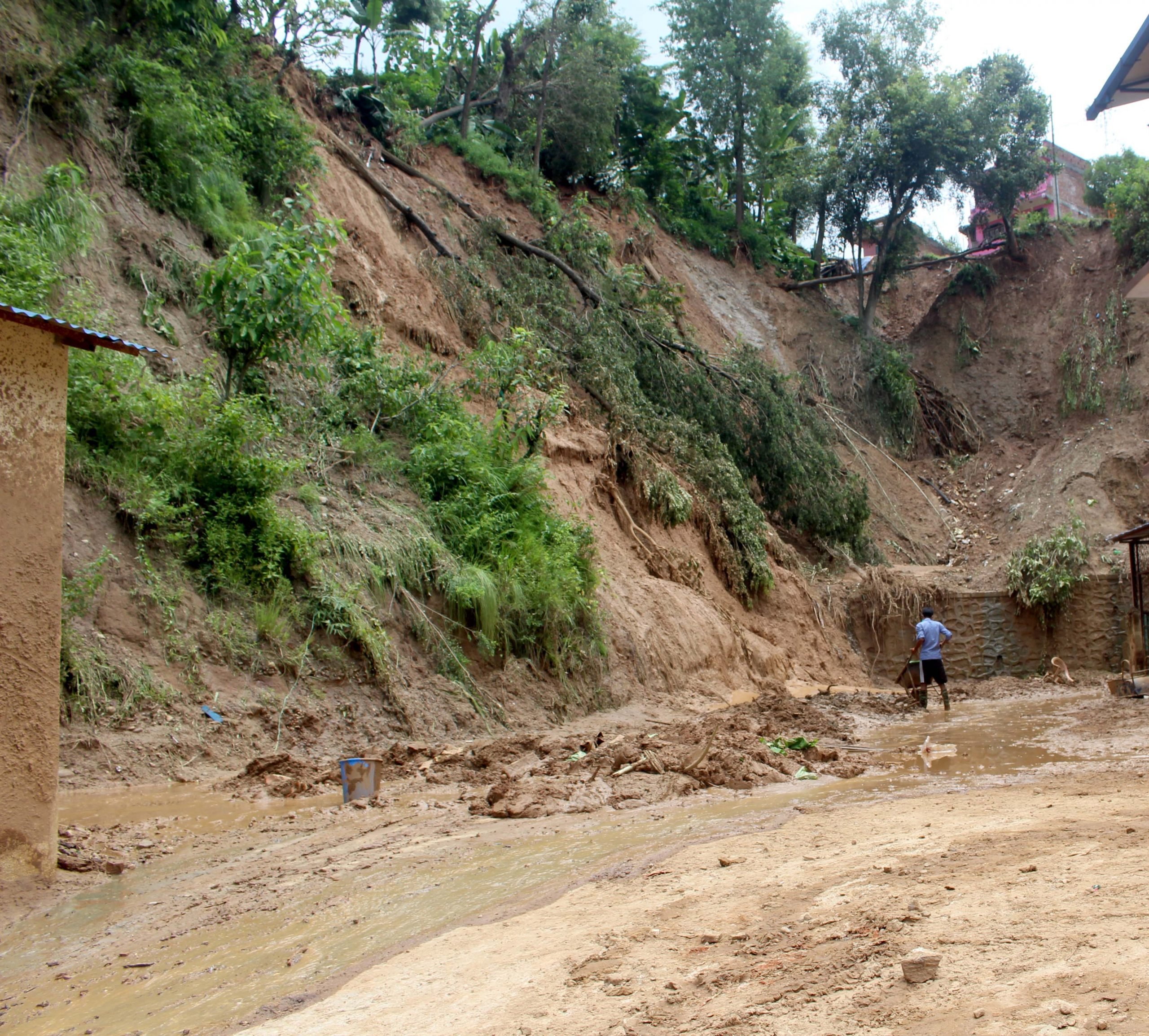 धादिङमा बाढि–पहिरोको जोखिममा रहेका ७१ घर स्थानान्तरण