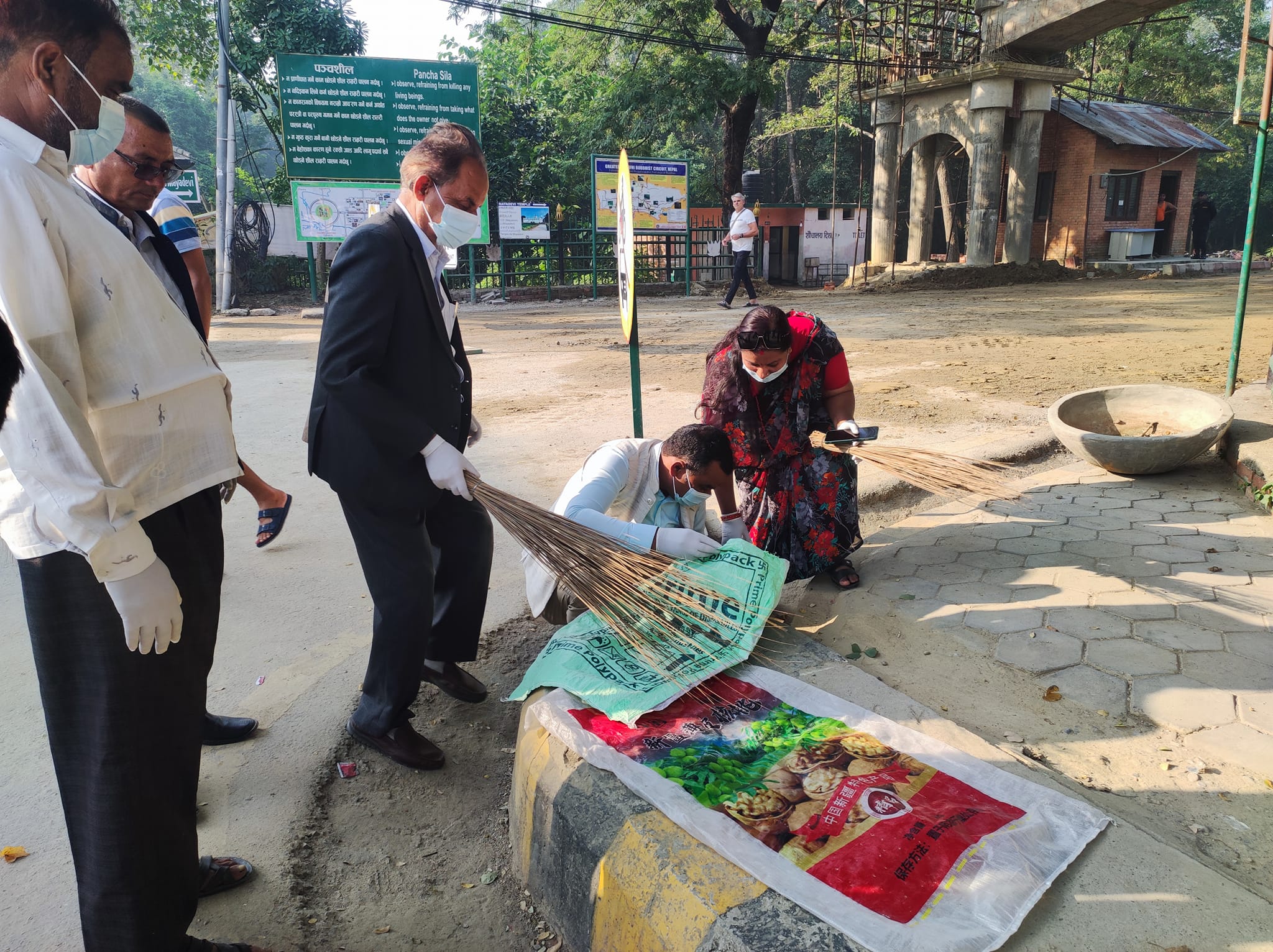 स्वच्छ नगर बनाउन लुम्बिनीमा सरसफाई अभियान सुरु